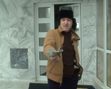 Cum a cheltuit Becali primii bani din mica avere primita pe terenul din Pipera