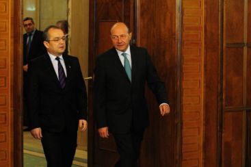 Basescu: Se suspenda recalcularea pensiilor militarilor! VIDEO