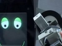 
	Primul robot care zambeste sau se intristeaza cand gresesti! VIDEO
