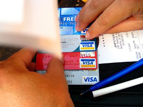 Bancherii se bat pe noua reteta de credit cu dobanda zero : ratele pe card