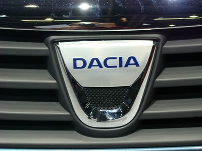 Dacia s-a vandut mai bine ca Toyota si Peugeot