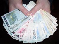 
	Euro coboara la un nou minim, dolarul revine sub 3 lei
