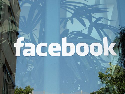Nebunia preturilor mici ajunge pe Facebook. Reteaua vinde cupoane de reducere