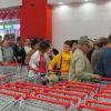 Romanii se calca in picioare la reduceri in supermarket! VIDEO