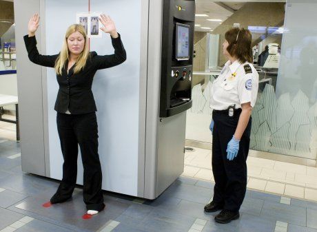 Aeroporturile Otopeni si Baneasa, dotate cu scannere care depisteaza drogurile si armele