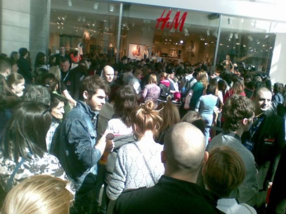 BATAIE pe haine! Vezi imagini cu lansarea primului magazin H M din Bucuresti