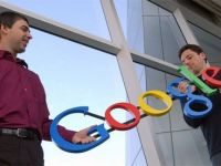 
	Fondatorul Google a preluat conducerea companiei. Va reusi sa tina piept Facebook?
