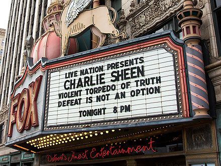 VIDEO Charlie Sheen, dat afara de pe scena de public in Detroit!