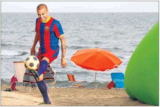 SUPER VIDEO! Dani Alves vrea sa fie REGELE jongleriilor la Barcelona! Vezi imagini din ultima sa reclama!