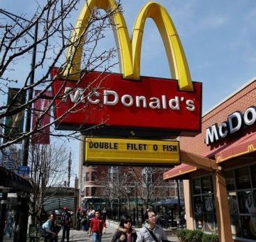 McDonald s angajeaza 50.000 de persoane intr-o zi