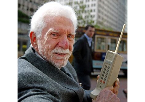 Au trecut 38 de ani de la inventarea telefonului mobil. Cum arata si cat cantarea