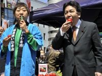 
	Japonezii cumpara fructe de langa Fukushima din solidaritate cu fermierii
