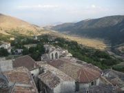 Ce poti cumpara cu jumatate de milion de euro: o vila in Ciorogarla sau un sat medieval din Italia