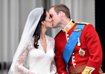 Catherine Middleton s-a casatorit cu printul William. Vezi cum a aratat rochia de 30.000 de lire sterline a ducesei de Cambridge VIDEO