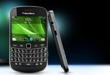Canadienii de la RIM pasesc pe terenul iPhone cu cel mai subtire BlackBerry de pana acum VIDEO