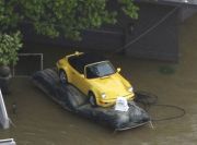 Ingeniozitate: Porsche salvat din calea inundatiilor cu ajutorul unei perne de aer
