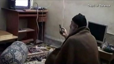 Noi imagini cu bin Laden acasa: se uita la televizor la o emisiune despre el insusi VIDEO