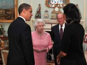 Ea este COOL: Regina Elizabeth a II-a trece de la iPod la iPad
