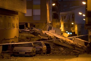 Spania a fost zguduita ieri de un seism cu magnitudinea 5,1. Bilantul: 8 morti, 167 raniti si pagube de 25 milioane de euro VIDEO