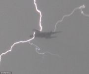 Imagini spectaculoase! Avion lovit de fulger aproape de Heathrow! VIDEO