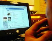 Stai zilnic pe Facebook si pe Twitter? Vezi cat pierde angajatorul din cauza ta