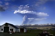 Eruptia vulcanului din Islanda in imagini: nori de fum in cer, ploi de cenusa peste pamant FOTO