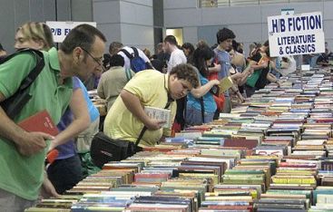 Ce gasesti la Bookfest 2011? Biografia lui Robert de Niro, dar si reduceri de pana la 75% la tot felul de carti!