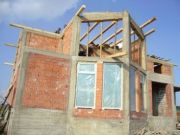 Pe timp de criza, romanii isi construiesc singuri casele