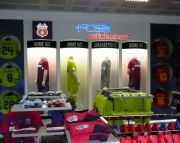 Sunetul banilor, la fiecare gol. Cati bani fac Steaua si CFR Cluj din vanzarea de tricouri, ciocolata si din reclame