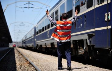 Trenul de mare viteza Bucuresti-Sinaia. Merge cu maximum 120km/h, de 4 ori mai incet decat un TGV VIDEO