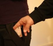 Falsi inspectori de la Protectia Consumatorului controleaza firme. Cum poti sa-i recunosti