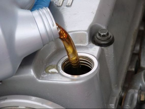 Mai putin de 10% din soferi stiu ce ulei au in motorul automobilului. Tu stii?