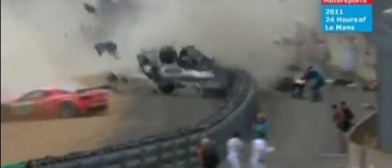 Masina distrusa in mii de bucatele dupa un accident ingrozitor. Ce crezi ca a patit pilotul?