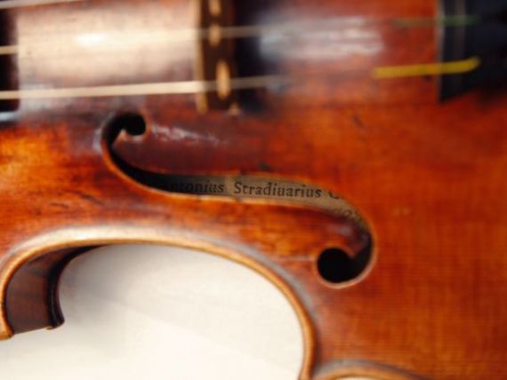 15,9 milioane de dolari pentru o vioara Stradivarius. Afla unde merg banii
