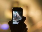 Gata cu urcatul pe Youtube. Apple iti interzice sa filmezi concerte sau meciuri