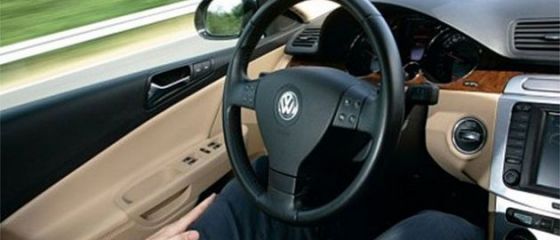 La volan, cu mainile in buzunar! Masina care se conduce singura si atinge 130 km/h