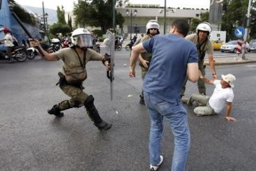 Grecia a votat austeritatea in locul falimentului. Violente pe strazile Atenei VIDEO
