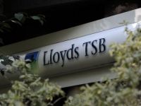 
	Grupul bancar Lloyds da afara 15.000 de angajati. Fostul sef ia inca salariu de 1 mil. lire sterline
