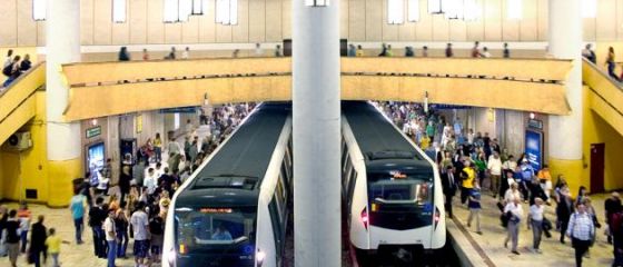 Metroul din Bucuresti, tapetat cu poezie: 260.000 de post-it-uri cu versuri l-au invadat