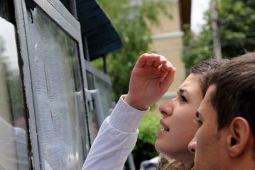 La licenta si la definitivat, aceeasi poveste ca la bac: se pica pe capete! VIDEO