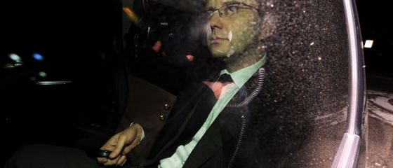 Fostul redactor-sef al tabloidului News of the World, retinut. Un alt jurnalist, care a spionat telefonul printului William, arestat