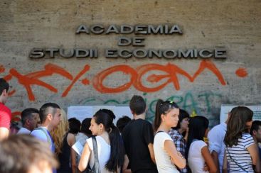 Tinerii vor sa se faca manageri sau bancheri. Record de inscrieri la Academia de Studii Economice VIDEO