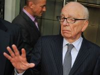 
	Scandalul continua: Rupert Murdoch, magnatul presei, a fost audiat. Un protestar a incercat sa-l loveasca VIDEO
