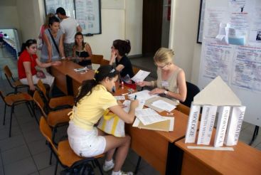 Paradox: doar jumatate dintre liceeni au luat Bacul, dar facultatile au numar dublu de candidati VIDEO