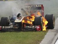 
	<span style="color: rgb(255, 0, 0);">Cum arde 1 milion de euro! </span>O masina de Formula 1 s-a facut scrum sub ochii pilotului. VIDEO INCREDIBIL:
