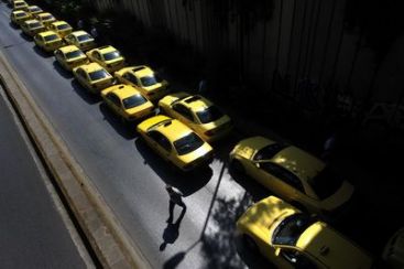 Haos in Corfu si Creta. Taximetristii grevisti au blocat mai multe porturi si aeroporturi VIDEO