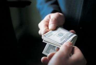 Prejudiciu de peste 200.000 de euro. Functionari cercetati pentru inmatriculari ilegale. Spaga: intre 2000 -3000 euro/masina. VIDEO