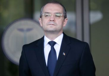 Bugetarii vor avea un an greu si in 2012. Salariile ar putea creste, dar continua concedierile VIDEO