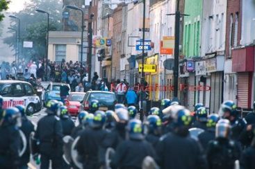 Cetele de huligani au dat foc Londrei. Raidurile de jaf , coordonate pe Twitter si BlackBerry Messenger. Haosul se raspandeste in Birmingham si Bristol. VIDEO