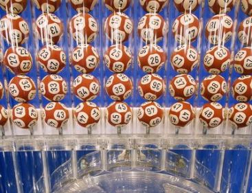 O sansa la 363 de trilioane sa ghicesti la loto de doua ori. Cine e norocosul care a reusit performanta si a castigat milioane de euro. VIDEO